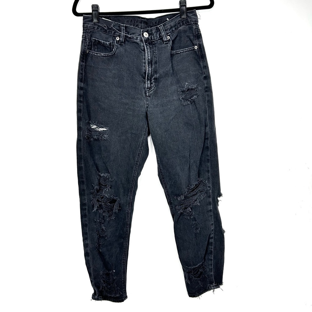 AMERICAN EAGLE black high rise distressed mom jean Y24